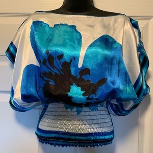 🌞3/$25 Wide neck, floral satin shirt